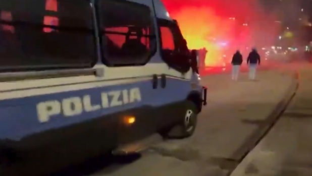 Notte da incubo a Genova: scontri prima e dopo il derby, 38 i feriti tra ultras e forze dell'ordine