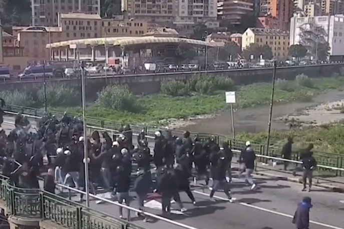 Genova, gli scontri tra tifosi: il video dell'accaduto