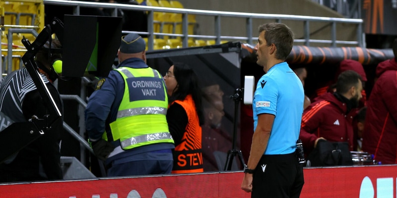 Moviola Elfsborg-Roma: l'arbitro è insufficiente. Sul rigore non serviva il Var!