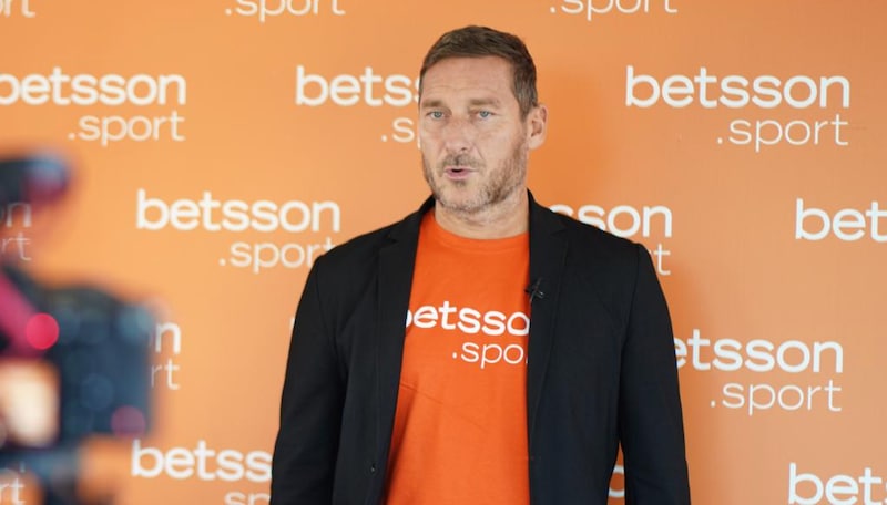 Totti: "Ritorno in campo? Mi hanno contattato di recente delle squadre di Serie A". E poi la battuta sulla Lazio