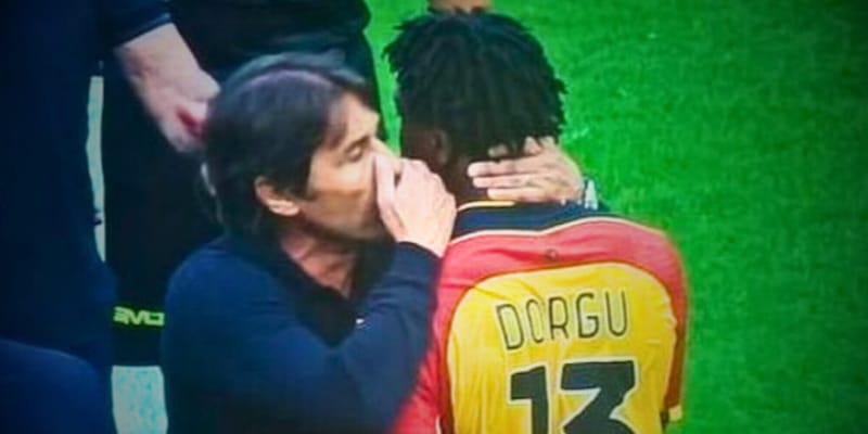 Conte parla all’orecchio di Dorgu: curioso siparietto alla fine di Napoli-Lecce