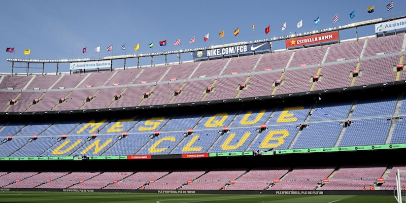 Camp Nou, rissa tra operai con i bastoni: diversi feriti, si fermano i lavori