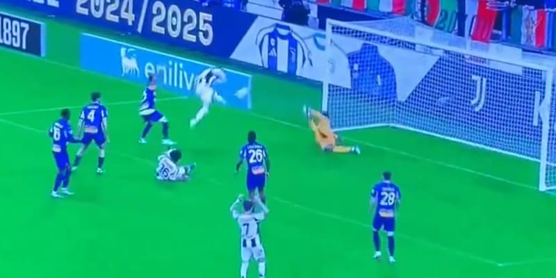 Vlahovic si divora un gol a porta vuota, tifosi furiosi: "L'ha spazzata"