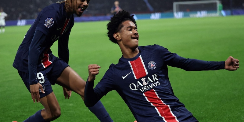 Ligue 1, il Psg aggancia in vetta il Monaco: battuto 4-2 lo Strasburgo