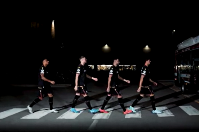 Bologna total black contro il Liverpool: maglia presentata in stile Abbey Road