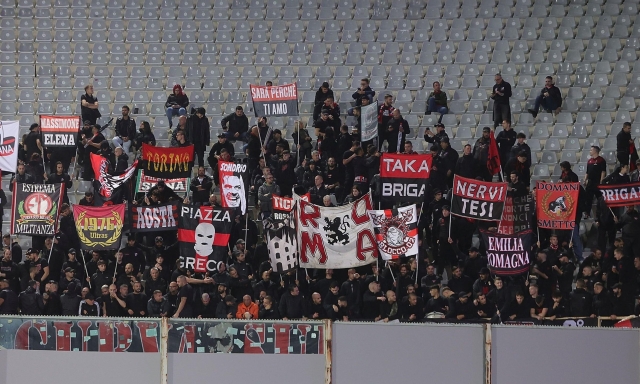 Coltelli, sfollagente e tubi di metallo sui pullman dei tifosi del Milan: ultras identificati