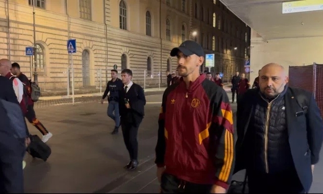 "La pazienza è finita": Roma contestata nella notte, tifosi a confronto con Pellegrini e Mancini