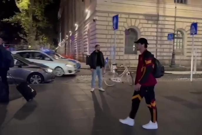 "Fuori le p...": accoglienza gelida per i giallorossi al rientro da Firenze 1 "Fuori le p...": accoglienza gelida per i giallorossi al rientro da Firenze