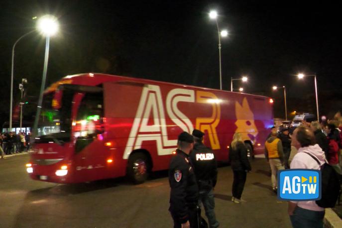 Roma, i tifosi fischiano il pullman della squadra prima della partita