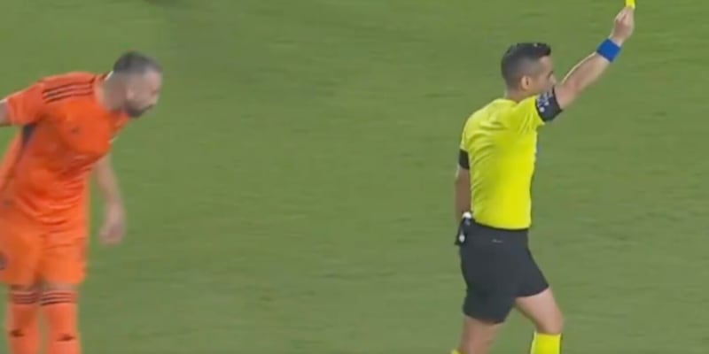 MLS, ex Porto espulso dopo aver sputato all'arbitro nei play-off