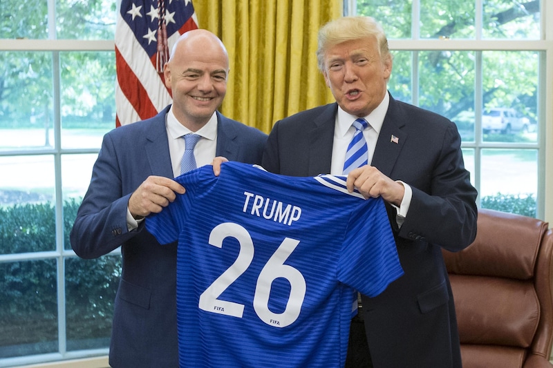 Infantino festeggia Trump con una promessa: "Grandi mondiali negli Usa!"