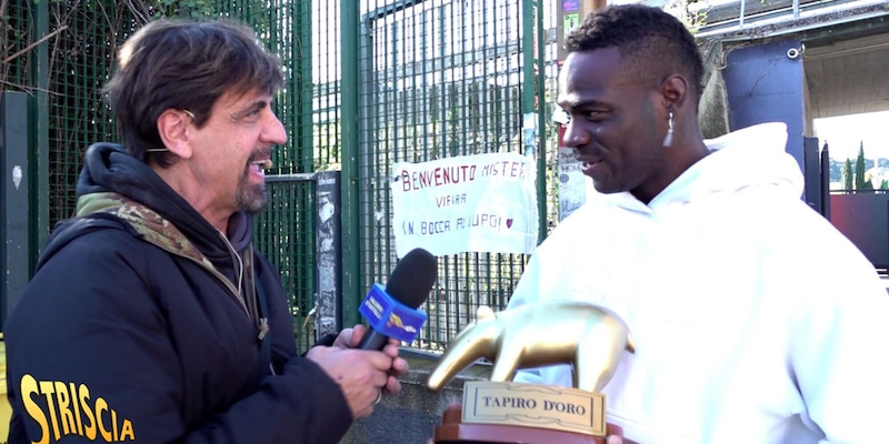 Balotelli riceve il Tapiro d'Oro: "Dovreste darlo a Vieira"