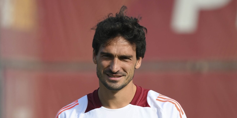 Hummels, nuova panchina con la Roma: spunta un like ironico che accende i tifosi