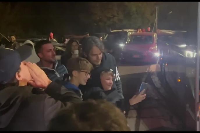 Tifosi e squadra bloccati in autostrada: parte la festa per Pippo Inzaghi!