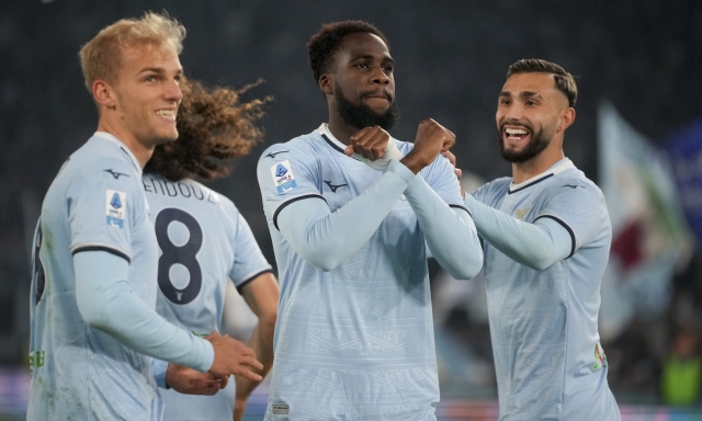 La Lazio fatica ma batte il Cagliari (che chiude in 9) con Dia e Zaccagni e torna terza