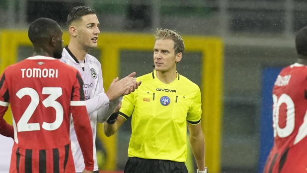 Gli arbitri della tredicesima: Milan-Juve, fischia Chiffi. Napoli-Roma a Massa