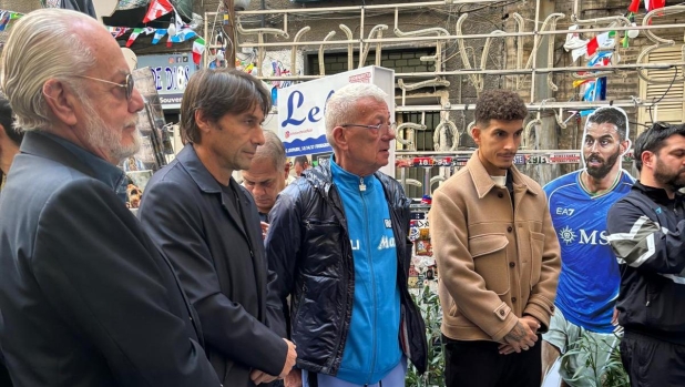 Napoli, omaggio a Maradona: De Laurentis, Conte e Di Lorenzo al murale