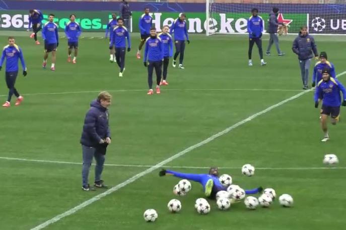 Inter, il rito continua: Thuram preso a pallonate dai compagni 1 Inter, il rito continua: Thuram preso a pallonate dai compagni