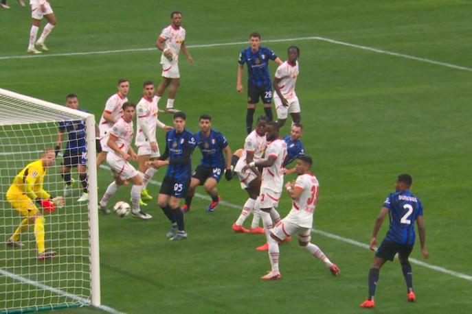 Guarda il clamoroso autogol di Lukeba: colpo di tacco sfortunato 1 Guarda il clamoroso autogol di Lukeba: colpo di tacco sfortunato
