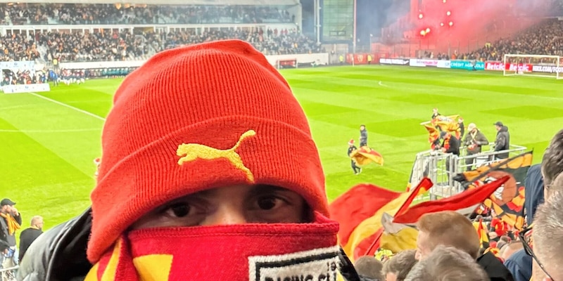 Varane irriconoscibile in tribuna per vedere il Lens allo stadio