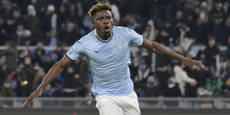 Il coro per Dele-Bashiru ha conquistato i tifosi della Lazio: ecco il testo e l’origine