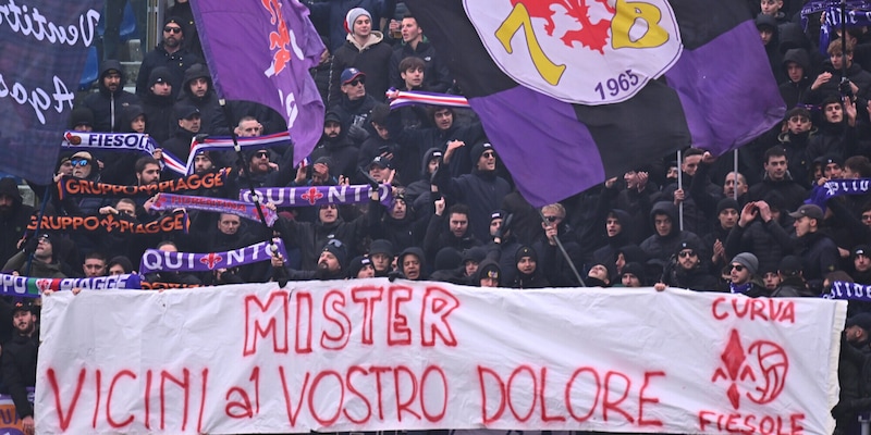 Lutto Palladino, striscione dei tifosi della Fiorentina a Bologna