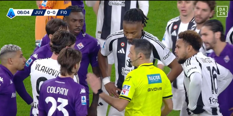 Juve-Fiorentina, cori razzisti contro Vlahovic: partita sospesa, la ricostruzione