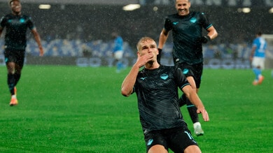 Isaksen, magia al Maradona! Lazio batte Napoli, Conte perde la vetta, Atalanta prima 1 Isaksen, magia al Maradona! Lazio batte Napoli, Conte perde la vetta, Atalanta prima
