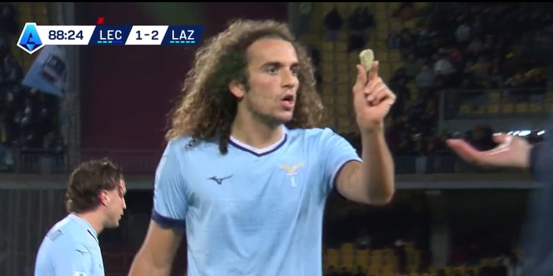 Lecce-Lazio, sasso lanciato a Guendouzi dalla tribuna: cosa è successo