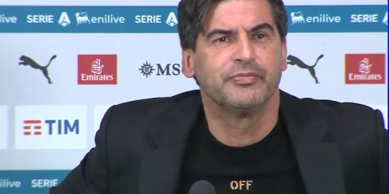 Fonseca in conferenza con una maglia che fa discutere: social scatenati