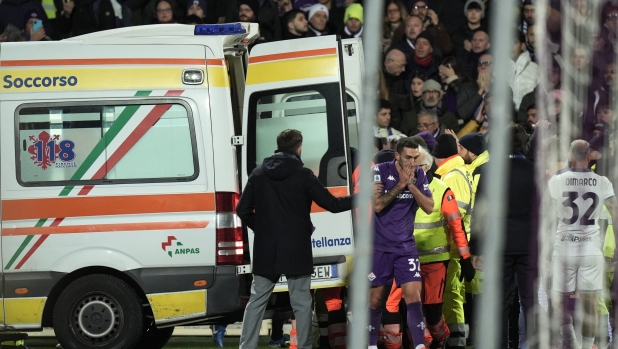 Silenzio e lacrime sugli spalti, poi l'applauso per l'ambulanza: la reazione del Franchi 1 Silenzio e lacrime sugli spalti, poi l'applauso per l'ambulanza: la reazione del Franchi