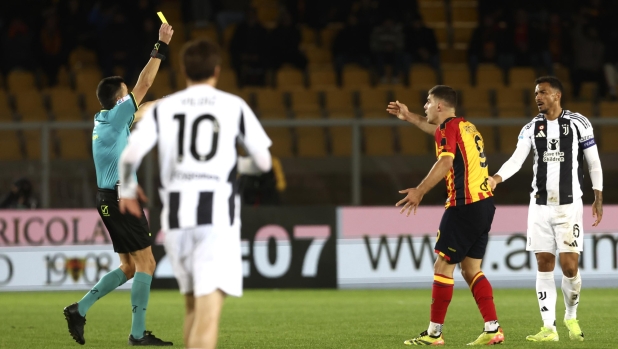 Le pagelle degli arbitri: Rapuano, precisione da 7. Zufferli 5: quanti errori a Parma