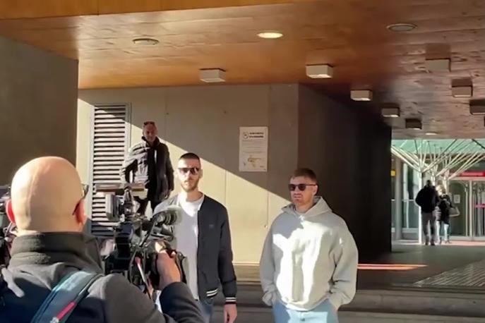 De Gea e Beltran lasciano Careggi dopo aver visitato Bove: il video 1 De Gea e Beltran lasciano Careggi dopo aver visitato Bove: il video