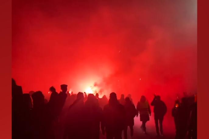 Inferno a Leverkusen: così i tifosi accolgono il pullman del Bayer