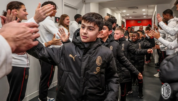 Che festa per il vivaio del Milan: Leao e compagni danno il "cinque" a 400 bambini