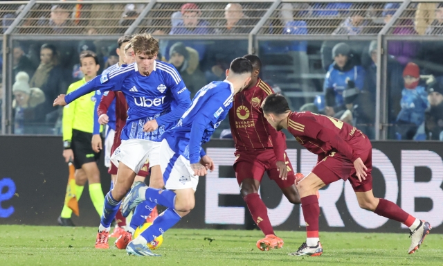 La Roma crolla nel recupero: gol di Gabrielloni e Nico Paz, il Como torna a vincere