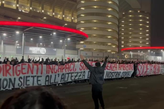 "Noi non siamo americani": guarda la contestazione dei tifosi del Milan