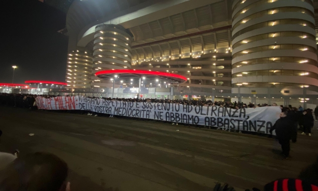 Al fischio finale esplode la rabbia dei tifosi: "Ci avete rotto il c...". Striscioni contro il club