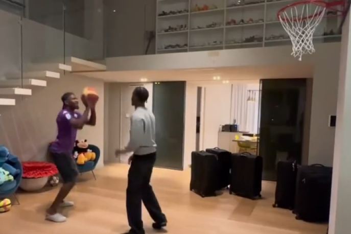 Thuram gioca a basket in casa con la maglia di Kean 1 Thuram gioca a basket in casa con la maglia di Kean