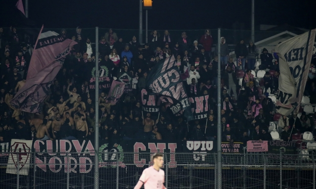 Palermo, agguato shock: assalto al pullman della squadra con pietre e bombe carta 1 Palermo, agguato shock: assalto al pullman della squadra con pietre e bombe carta