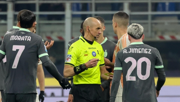 Le pagelle degli arbitri: promosso Fabbri in Milan-Roma, 6,5. Quanti errori per La Penna: 5