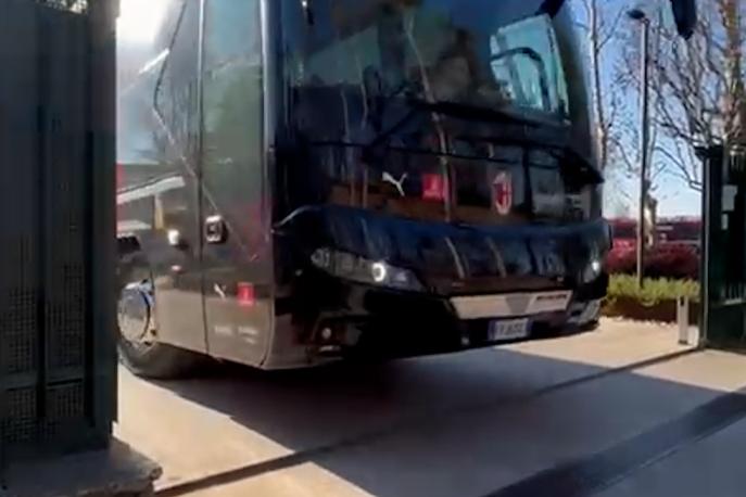 Milan, la squadra lascia Milanello per dirigersi a Riad 1 Milan, la squadra lascia Milanello per dirigersi a Riad