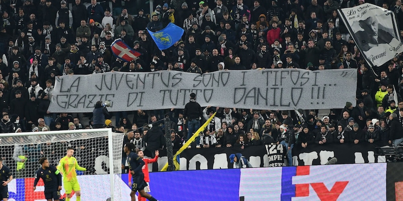 "La Juve sono i tifosi": Danilo, omaggio dello Stadium tra striscioni e cori 1 "La Juve sono i tifosi": Danilo, omaggio dello Stadium tra striscioni e cori