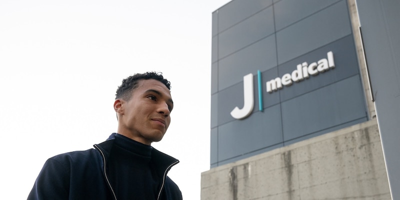 Juve, Kolo Muani e Alberto Costa al J Medical per le visite mediche 1 Juve, Kolo Muani e Alberto Costa al J Medical per le visite mediche