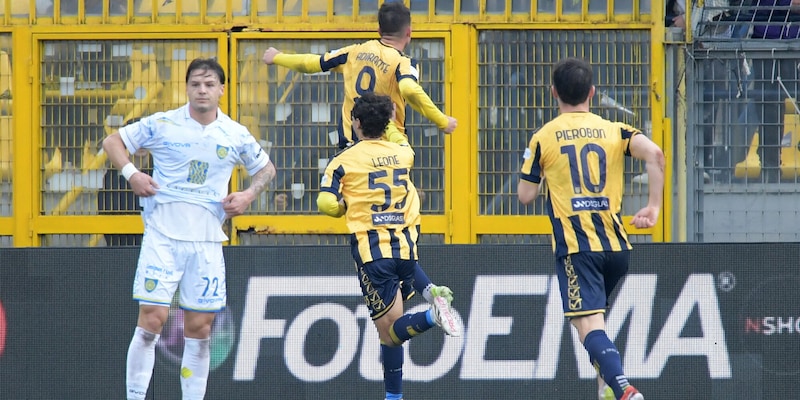 Serie B, la Juve Stabia torna al successo. Frosinone ko nello scontro diretto con il Sudtirol 1 Serie B, la Juve Stabia torna al successo. Frosinone ko nello scontro diretto con il Sudtirol