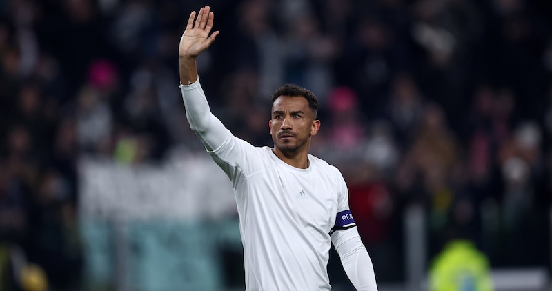 Danilo uno e due, per Andrea Agnelli e per i tifosi: "La Juve sono loro” 1 Danilo uno e due, per Andrea Agnelli e per i tifosi: "La Juve sono loro”