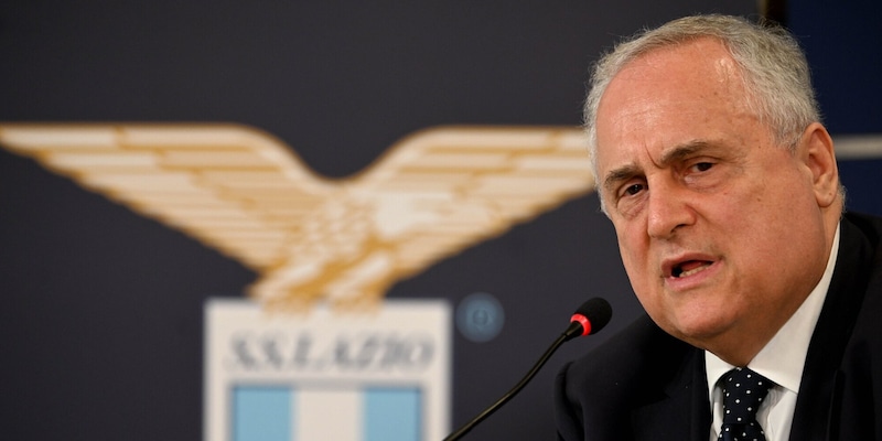 Lotito e il caso falconiere: "Questa è la Lazio, non parliamo di Cicciolina" 1 Lotito e il caso falconiere: "Questa è la Lazio, non parliamo di Cicciolina"