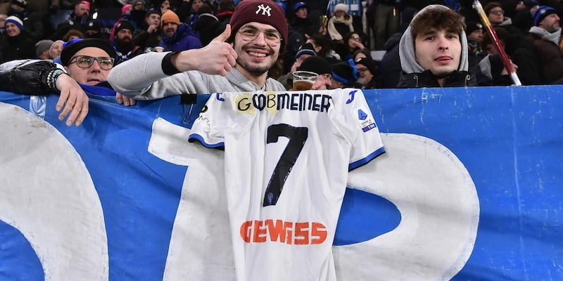 Koopmeiners cancellato dai tifosi dell'Atalanta: il nome sulla maglia diventa un altro