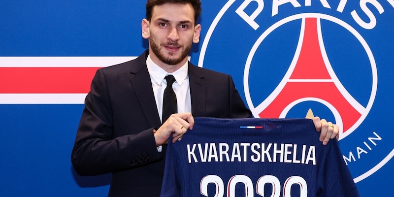 Kvaratskhelia-Psg, ufficiale: “Non vedo l’ora di indossare questi colori”
 