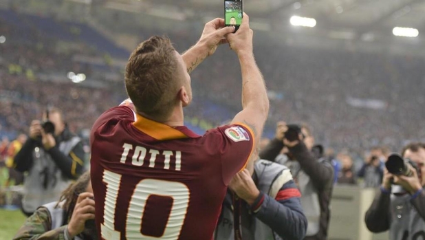 Totti, 10 anni fa il selfie sotto alla Sud nel derby: "Una delle scene più belle della mia carriera"